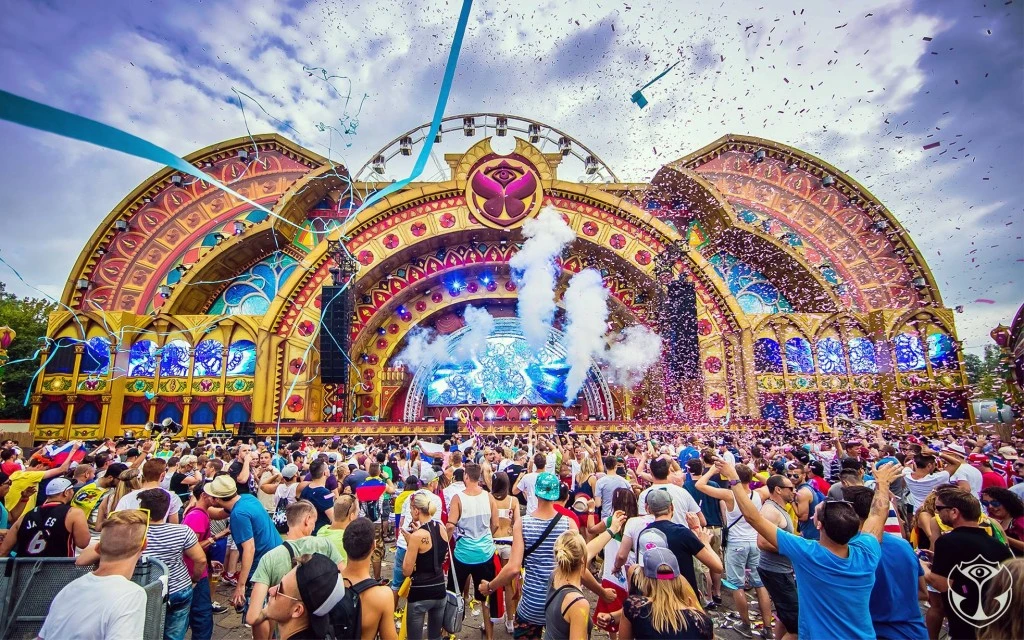 Who is the youngest person to perform at Tomorrowland?