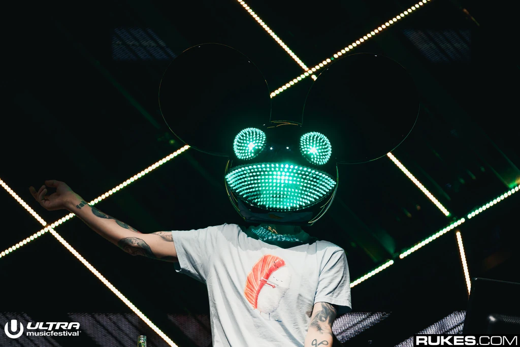 Who is Deadmau5 signed to?