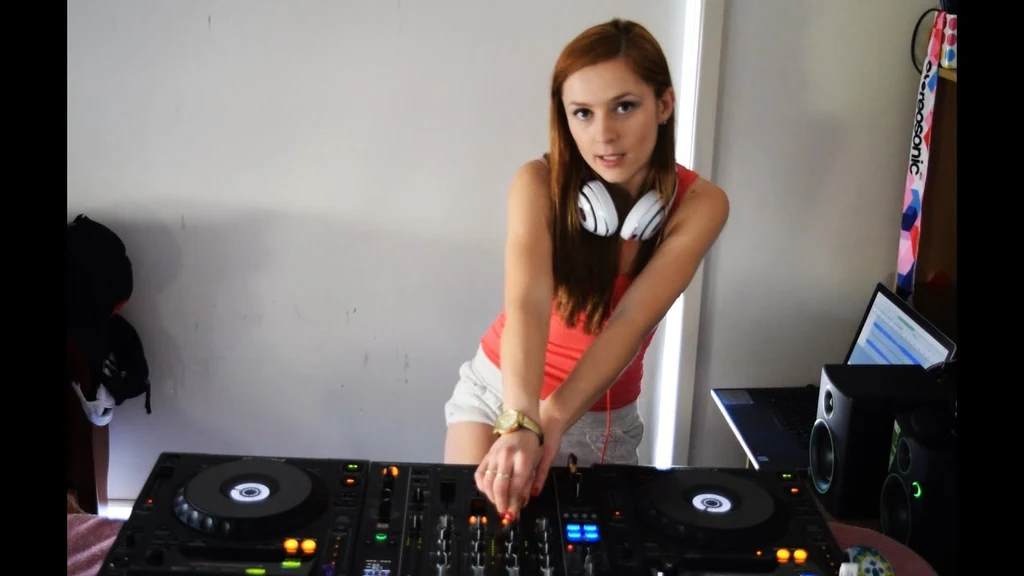 Who is DJ De Layna?