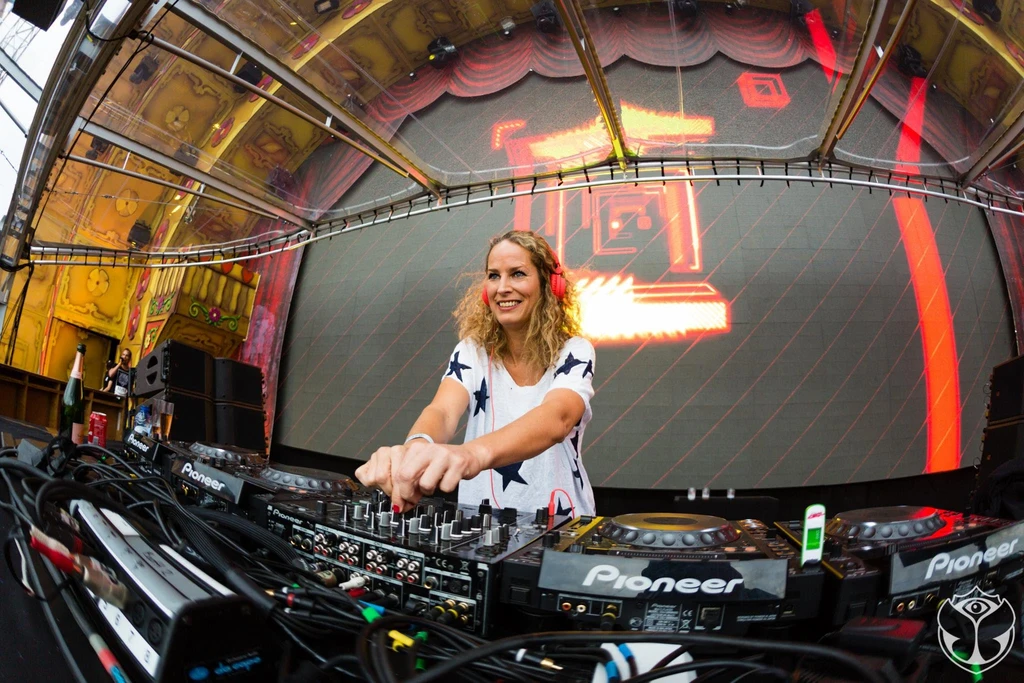 Who is the best lady DJ operator in the world?