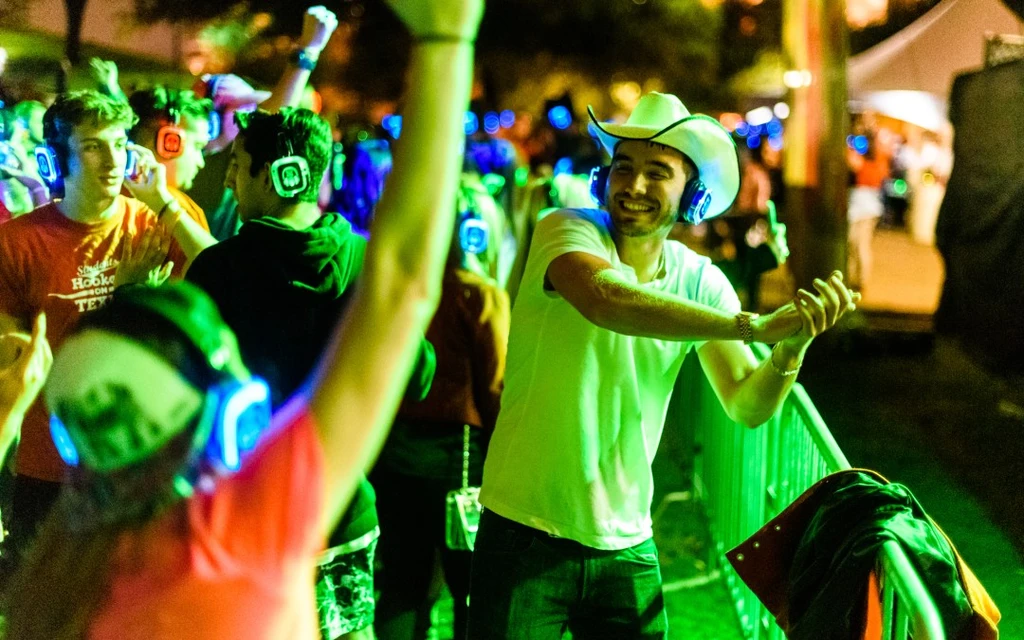 What are the cons of silent disco?