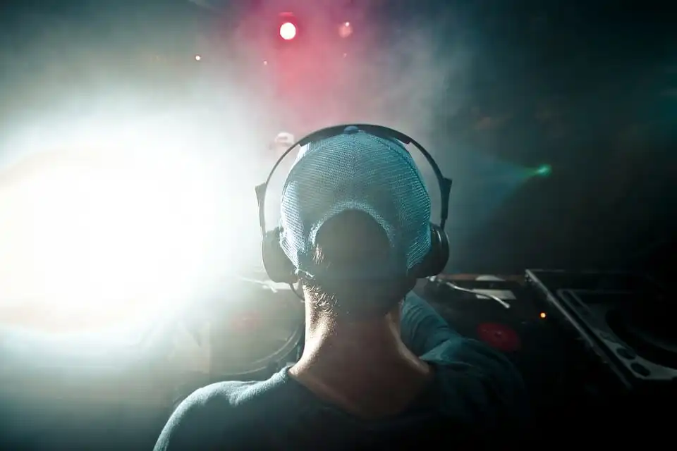 Why don't DJs use wireless headphones?